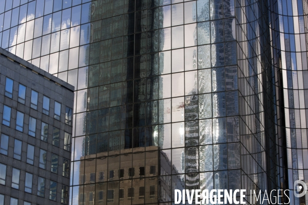 Le quartier d affaire de La Défense et la crise de l immobilier de bureaux. Les bureaux vides représentent 400000 m2 soit 12% du parc immobilier du quartier.