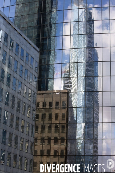 Le quartier d affaire de La Défense et la crise de l immobilier de bureaux. Les bureaux vides représentent 400000 m2 soit 12% du parc immobilier du quartier.