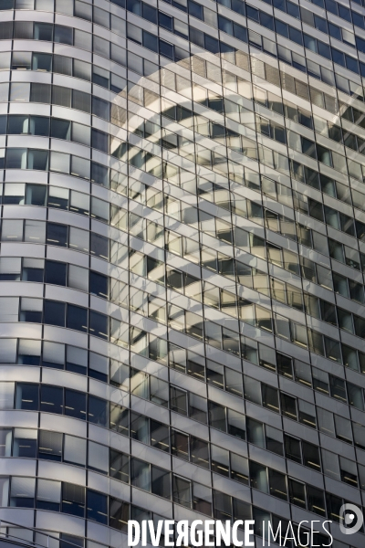 Le quartier d affaire de La Défense et la crise de l immobilier de bureaux. Les bureaux vides représentent 400000 m2 soit 12% du parc immobilier du quartier.