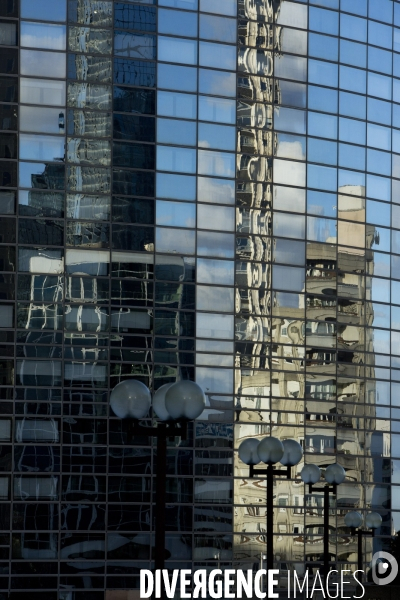 Le quartier d affaire de La Défense et la crise de l immobilier de bureaux. Les bureaux vides représentent 400000 m2 soit 12% du parc immobilier du quartier.