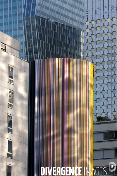 Le quartier d affaire de La Défense et la crise de l immobilier de bureaux. Les bureaux vides représentent 400000 m2 soit 12% du parc immobilier du quartier.
