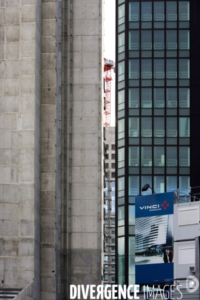 Le quartier d affaire de La Défense et la crise de l immobilier de bureaux. Les bureaux vides représentent 400000 m2 soit 12% du parc immobilier du quartier.