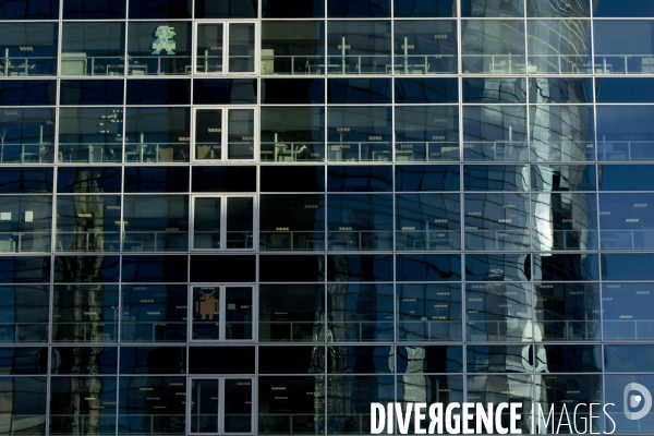 Le quartier d affaire de La Défense et la crise de l immobilier de bureaux. Les bureaux vides représentent 400000 m2 soit 12% du parc immobilier du quartier.