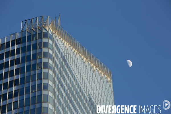 Le quartier d affaire de La Défense et la crise de l immobilier de bureaux. Les bureaux vides représentent 400000 m2 soit 12% du parc immobilier du quartier.