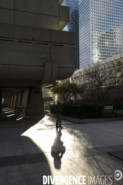 Le quartier d affaire de La Défense et la crise de l immobilier de bureaux. Les bureaux vides représentent 400000 m2 soit 12% du parc immobilier du quartier.