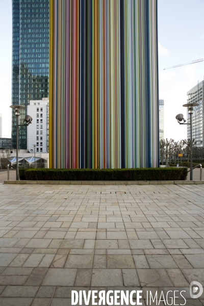 Le quartier d affaire de La Défense et la crise de l immobilier de bureaux. Les bureaux vides représentent 400000 m2 soit 12% du parc immobilier du quartier.