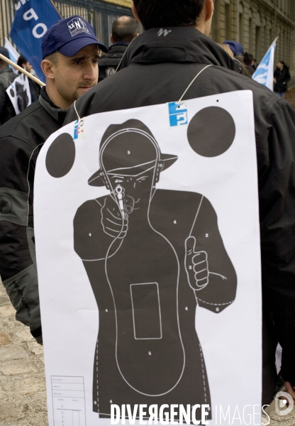 Rassemblement du syndicat de policiers UNSAP devant la préfecture de Versailles
