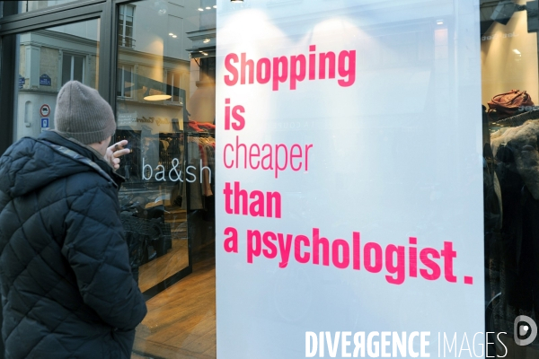 Economie - illustration.Sur la vitrine d un magasin de vêtements: le shopping revient moins cher qu un psychologue . Economie - illustration