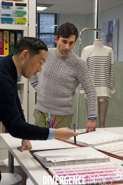 Gildas Loaec et Masaya Kuroki, fondateurs du duo Kitsuné, et directeurs artistiques des collections adultes de Petit Bateau, travaillent à leur nouvelle collection.