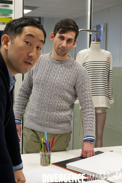 Gildas Loaec et Masaya Kuroki, fondateurs du duo Kitsuné, et directeurs artistiques des collections adultes de Petit Bateau, travaillent à leur nouvelle collection.