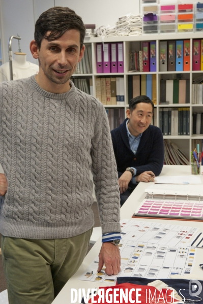 Gildas Loaec et Masaya Kuroki, fondateurs du duo Kitsuné, et directeurs artistiques des collections adultes de Petit Bateau, travaillent à leur nouvelle collection.