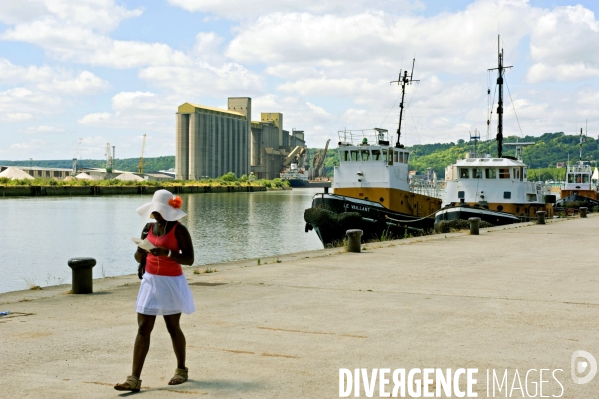 Ports illustration.Le port de Rouen.La lectrice du bord de Seine