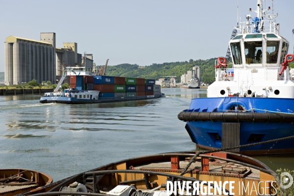 Ports illustration.Le port de Rouen.Une barge porte conteneurs sur la Seine.