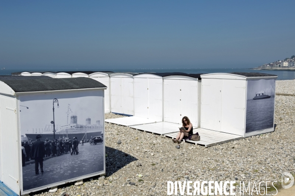 Ports illustration.Exposition photo sur les cabanes de  plage, montrant le voyage inaugural du paquebot Normandie le 29 mai 1935 - Les Photographies sont de Roger Schall