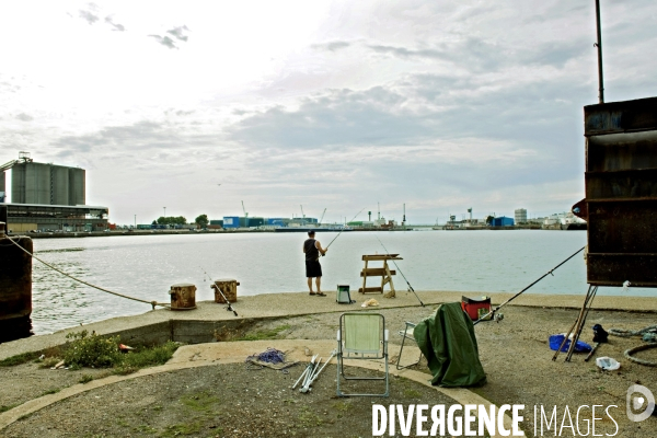 Ports illustration.Pecheur au bassin de l  Eure au Havre
