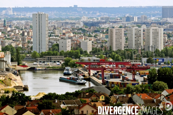 Ports illustration.Le port de Gennevilliers.Premiere plateforme logistique d  ile de France-Paris-Terminal assure la manutention des conteneurs