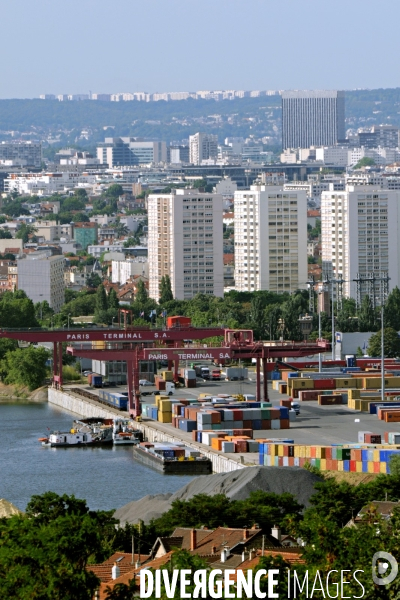 Ports illustration.Le port de Gennevilliers.Premiere plateforme logistique d  ile de France-Paris-Terminal assure la manutention des conteneurs