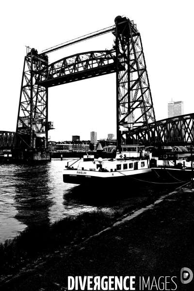 Ports illustration.Pont levant ferrovaiiarea Rotterdam. Construit en 1927, il fut le premier du genre en Europe . il fait partie du patrimoine industriel de la ville