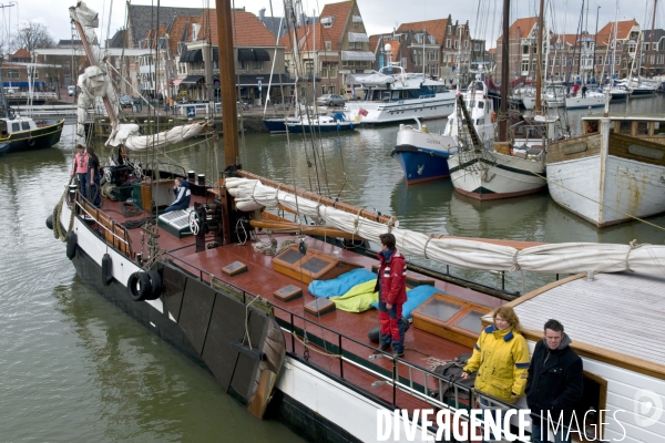 Ports illustration..L  une des six villes fondatrice de la Compagnie de Indes Orientales, est devenue un centre touristique important avec de nombreux voiliers de croisiere sur l IJsselmeer