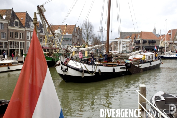 Ports illustration..L  une des six villes fondatrice de la Compagnie de Indes Orientales, est devenue un centre touristique important avec de nombreux voiliers de croisiere sur l IJsselmeer