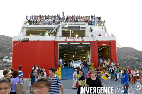 Ports illustration.Le ferry Theologos,debarquement dans le port de Gavrio dans l ile d  Andros