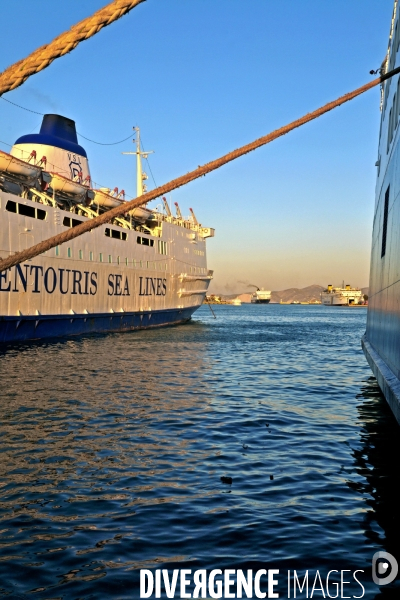 Ports illustration.Ferries dans le port du Pirée