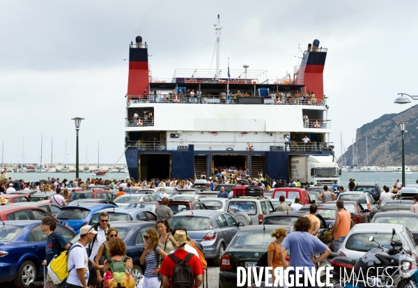 Ports illustration.Debarquement, embarquement d un ferry de la compagnie Hellenic Seaways aSkopelos.d