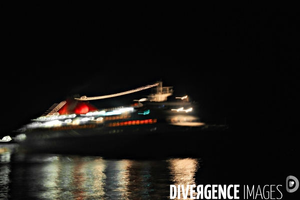 Ports illustration.Dans le port de Evdilos sur l ile d Icarie, un  ferry pret a appareiller pour son retour de nuit au Piree