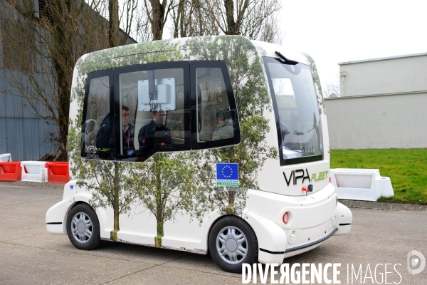 L IFFSTAR, l institut français des sciences et technologies des transport de l amenagement et des reseauxLe simulateur de traversee de rue,est un dispositif unique au monde,qui permet d evaluer en immersion,a l aide de capteurs sur un casque, les comport