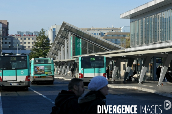 Pole multimodal de Noisy-le-Grand Mont d Est.Le pole de transports de Noisy-le-Grand Mont d Est s inscrit dans le programme du Grand Paris.La nouvelle gare routiére est avec la gare du RER A, l une des plus importantes de l Est parisien