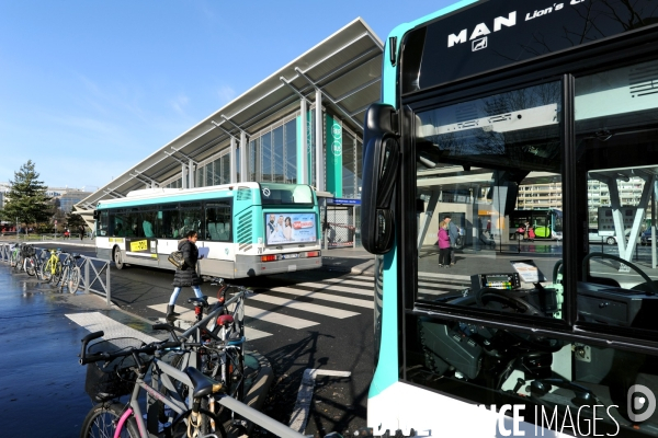 Pole multimodal de Noisy-le-Grand Mont d Est.Le pole de transports de Noisy-le-Grand Mont d Est s inscrit dans le programme du Grand Paris.La nouvelle gare routiére est avec la gare du RER A, l une des plus importantes de l Est parisien