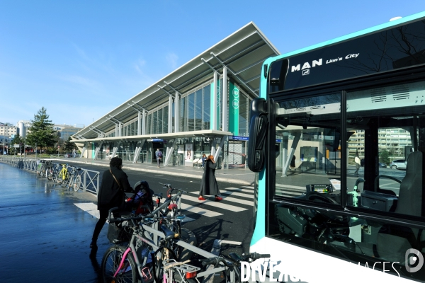 Pole multimodal de Noisy-le-Grand Mont d Est.Le pole de transports de Noisy-le-Grand Mont d Est s inscrit dans le programme du Grand Paris.La nouvelle gare routiére est avec la gare du RER A, l une des plus importantes de l Est parisien