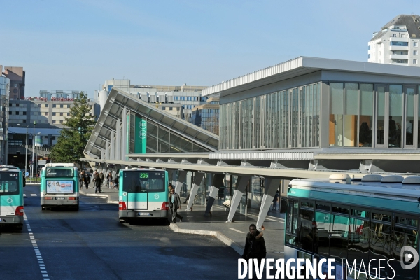 Pole multimodal de Noisy-le-Grand Mont d Est.Le pole de transports de Noisy-le-Grand Mont d Est s inscrit dans le programme du Grand Paris.La nouvelle gare routiére est avec la gare du RER A, l une des plus importantes de l Est parisien