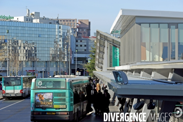 Pole multimodal de Noisy-le-Grand Mont d Est.Le pole de transports de Noisy-le-Grand Mont d Est s inscrit dans le programme du Grand Paris.La nouvelle gare routiére est avec la gare du RER A, l une des plus importantes de l Est parisien