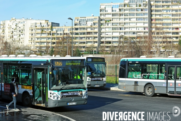 Pole multimodal de Noisy-le-Grand Mont d Est.Le pole de transports de Noisy-le-Grand Mont d Est s inscrit dans le programme du Grand Paris.La nouvelle gare routiére est avec la gare du RER A, l une des plus importantes de l Est parisien