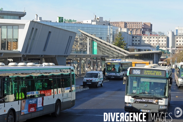 Pole multimodal de Noisy-le-Grand Mont d Est.Le pole de transports de Noisy-le-Grand Mont d Est s inscrit dans le programme du Grand Paris.La nouvelle gare routiére est avec la gare du RER A, l une des plus importantes de l Est parisien