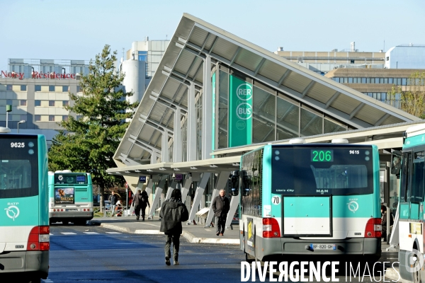 Pole multimodal de Noisy-le-Grand Mont d Est.Le pole de transports de Noisy-le-Grand Mont d Est s inscrit dans le programme du Grand Paris.La nouvelle gare routiére est avec la gare du RER A, l une des plus importantes de l Est parisien