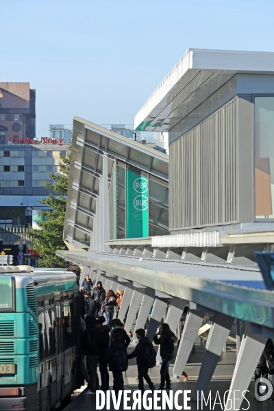 Pole multimodal de Noisy-le-Grand Mont d Est.Le pole de transports de Noisy-le-Grand Mont d Est s inscrit dans le programme du Grand Paris.La nouvelle gare routiére est avec la gare du RER A, l une des plus importantes de l Est parisien