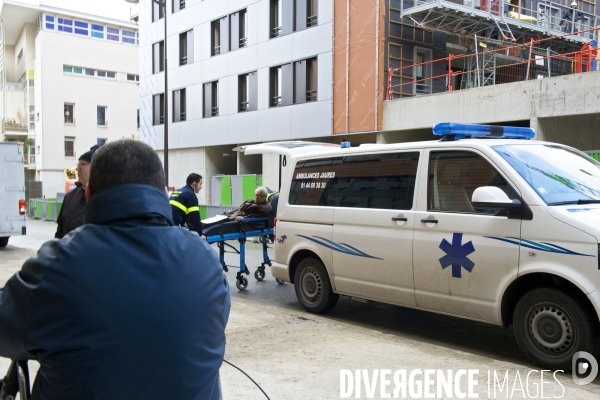 Arrivee en ambulance d un malade au centre médico-social Robert Doisneau. Paris 18 ème