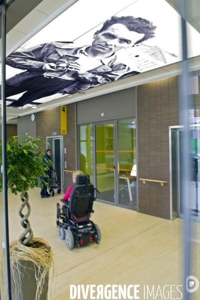 Au centre médico-social Robert Doisneau, Paris 18 ème, une personne agee dans un fauteuil roulant
