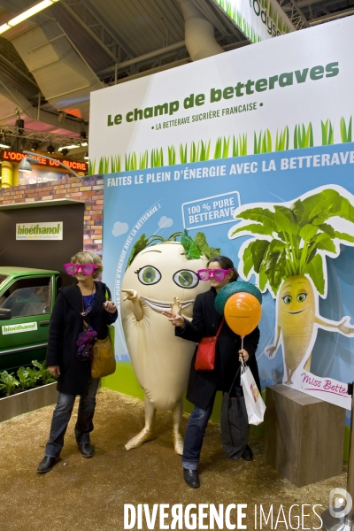 Le Salon de l Agriculture.Prise de vue avec la mascotte de la bettrave sucriére et de la filiére du Bioéthanol.