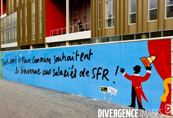 Illustration Février 2014…Palissade de chantier avec un message de bienvenue aux salaries du siege social de la société SFR.