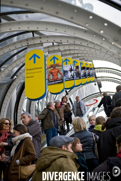 Illustration Février 2014..L offre culturelle du centre Pompidou dans l escalator qui conduit les visiteurs aux etages.