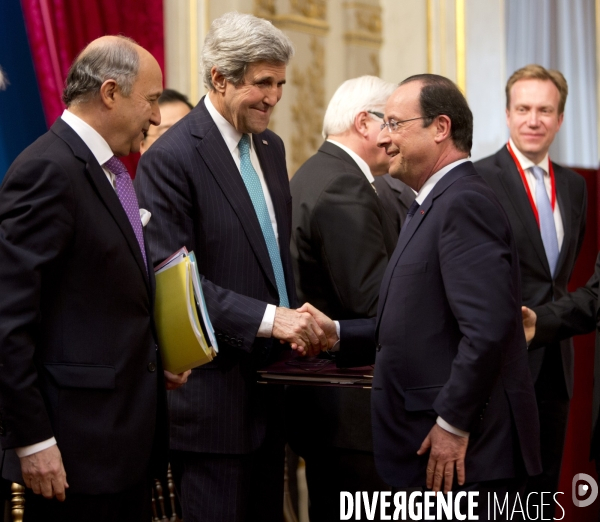A l occasion de la réunion du groupe international de soutien au Liban, François HOLLANDE reçoit John KERRY et Serguei LAVROV en pleine crise ukrainienne.