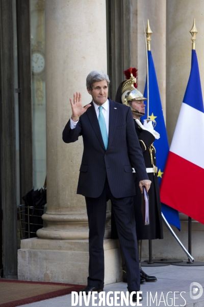 A l occasion de la réunion du groupe international de soutien au Liban, François HOLLANDE reçoit John KERRY et Serguei LAVROV en pleine crise ukrainienne.