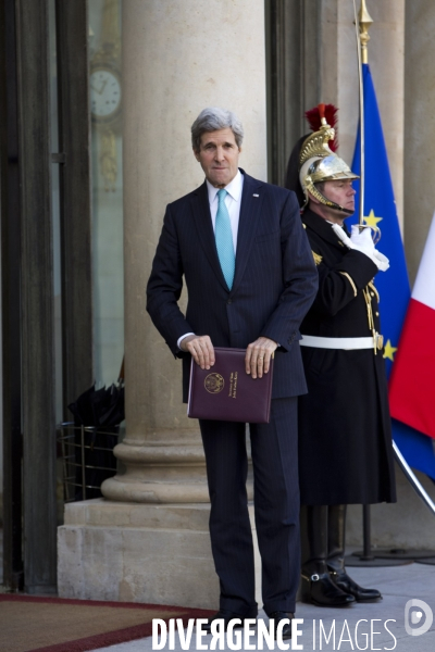 A l occasion de la réunion du groupe international de soutien au Liban, François HOLLANDE reçoit John KERRY et Serguei LAVROV en pleine crise ukrainienne.