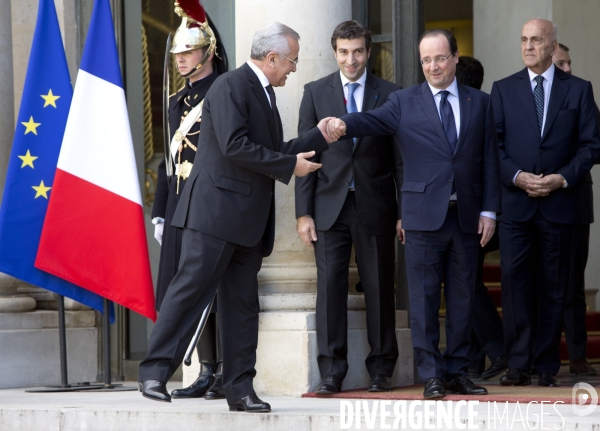 A l occasion de la réunion du groupe international de soutien au Liban, François HOLLANDE reçoit John KERRY et Serguei LAVROV en pleine crise ukrainienne.