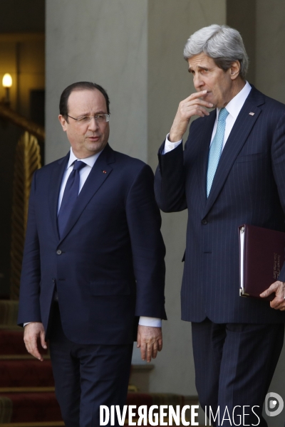 A l occasion de la réunion du groupe international de soutien au Liban, François HOLLANDE reçoit John KERRY et Serguei LAVROV en pleine crise ukrainienne.