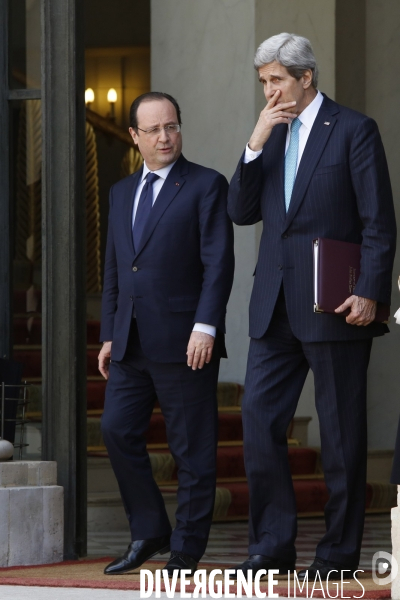 A l occasion de la réunion du groupe international de soutien au Liban, François HOLLANDE reçoit John KERRY et Serguei LAVROV en pleine crise ukrainienne.