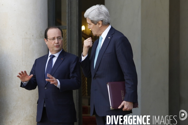 A l occasion de la réunion du groupe international de soutien au Liban, François HOLLANDE reçoit John KERRY et Serguei LAVROV en pleine crise ukrainienne.